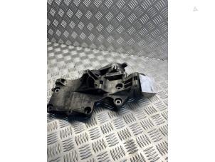 Gebruikte Dynamosteun onder Audi A3 Sportback (8PA) 2.0 TDI 16V Prijs € 45,00 Margeregeling aangeboden door EU Engines & Parts BV