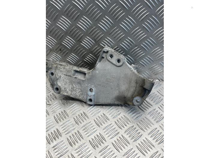 Gebruikte Motorsteun Opel Vivaro A Combi 2.0 CDTI Prijs € 40,00 Margeregeling aangeboden door EU Engines & Parts BV