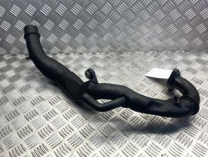 Gebruikte Luchtinlaat slang Renault Trafic New (FL) 2.0 dCi 16V 115 Prijs € 20,00 Margeregeling aangeboden door EU Engines & Parts BV