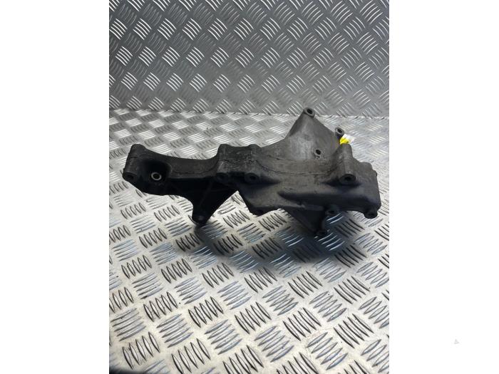 Gebruikte Dynamosteun boven Volkswagen LT II 28/31/35 2.5 Sdi Prijs € 35,00 Margeregeling aangeboden door EU Engines & Parts BV