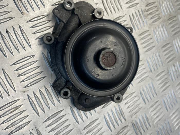 Gebruikte Waterpomp Mercedes ML II (164/4JG) 3.0 ML-320 CDI V6 24V Prijs € 35,00 Margeregeling aangeboden door EU Engines & Parts BV