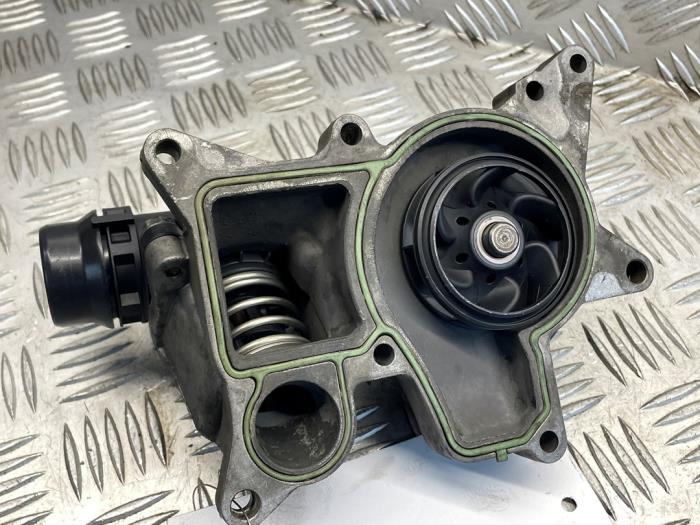 Waterpomp van een BMW 5 serie (G30) 530d xDrive 3.0 TwinPower Turbo 24V 2016