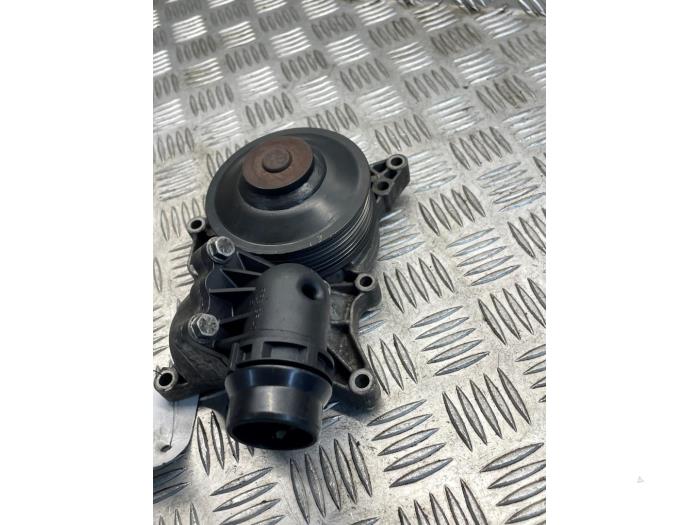 Waterpomp van een BMW 5 serie (G30) 530d xDrive 3.0 TwinPower Turbo 24V 2016