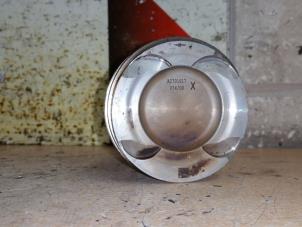 Gebruikte Zuiger Mercedes CLA (117.3) 1.6 CLA-180 16V Prijs € 100,00 Margeregeling aangeboden door EU Engines & Parts BV