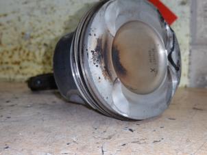 Gebruikte Zuiger Mercedes CLA (117.3) 1.6 CLA-180 16V Prijs € 100,00 Margeregeling aangeboden door EU Engines & Parts BV