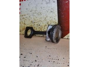 Gebruikte Zuiger Mercedes CLA (117.3) 1.6 CLA-180 16V Prijs € 100,00 Margeregeling aangeboden door EU Engines & Parts BV