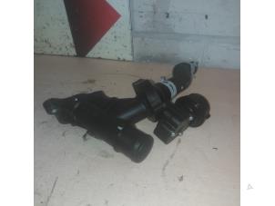 Gebruikte Thermostaathuis Mercedes Vito (447.6) 1.6 111 CDI 16V Prijs € 55,00 Margeregeling aangeboden door EU Engines & Parts BV