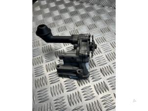 Gebruikte Oliepomp Volkswagen Passat (3C2) 1.9 TDI Prijs € 50,00 Margeregeling aangeboden door EU Engines & Parts BV