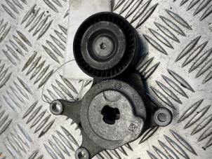 Gebruikte Spanrol Multiriem Mercedes B (W246) 2.0 B-200 NGD 16V Prijs € 25,00 Margeregeling aangeboden door EU Engines & Parts BV