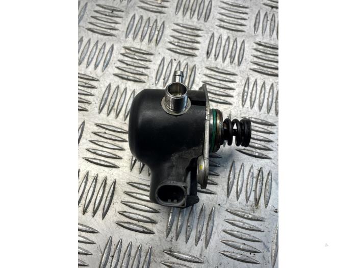 Gebruikte Hogedrukpomp Mercedes C (W205) C-200 2.0 CGI 16V Prijs € 100,00 Margeregeling aangeboden door EU Engines & Parts BV