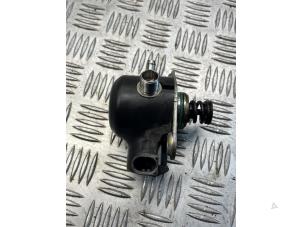 Gebruikte Hogedrukpomp Mercedes C (W205) C-200 2.0 CGI 16V Prijs € 85,00 Margeregeling aangeboden door EU Engines & Parts BV