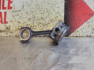 Gebruikte Zuiger Mercedes CLA (117.3) 1.6 CLA-180 16V Prijs € 100,00 Margeregeling aangeboden door EU Engines & Parts BV