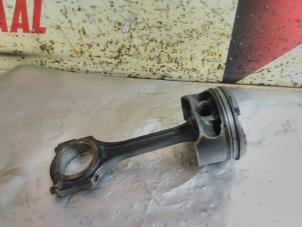 Gebruikte Zuiger Mercedes CLA (117.3) 1.6 CLA-180 16V Prijs € 100,00 Margeregeling aangeboden door EU Engines & Parts BV