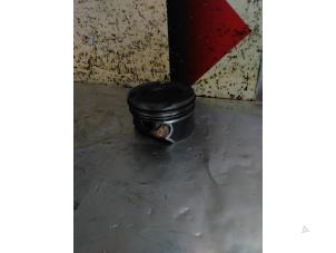 Gebruikte Zuiger Mercedes CLA (117.3) 1.6 CLA-180 16V Prijs € 50,00 Margeregeling aangeboden door EU Engines & Parts BV