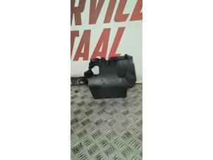 Gebruikte Afdekplaat motor Mercedes Vito (639.7) 3.0 122 CDI V6 24V Prijs € 25,00 Margeregeling aangeboden door EU Engines & Parts BV