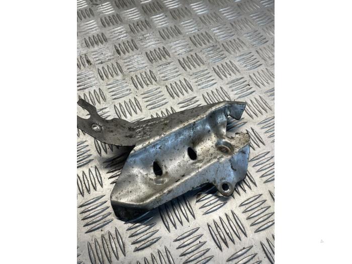 Gebruikte Hitteschild uitlaat Landrover Range Rover IV (LG) 4.4 SDV8 32V Prijs € 15,00 Margeregeling aangeboden door EU Engines & Parts BV
