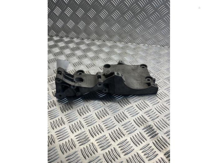 Gebruikte Dynamosteun onder Audi A3 (8P1) 2.0 TDI 16V Prijs € 40,00 Margeregeling aangeboden door EU Engines & Parts BV