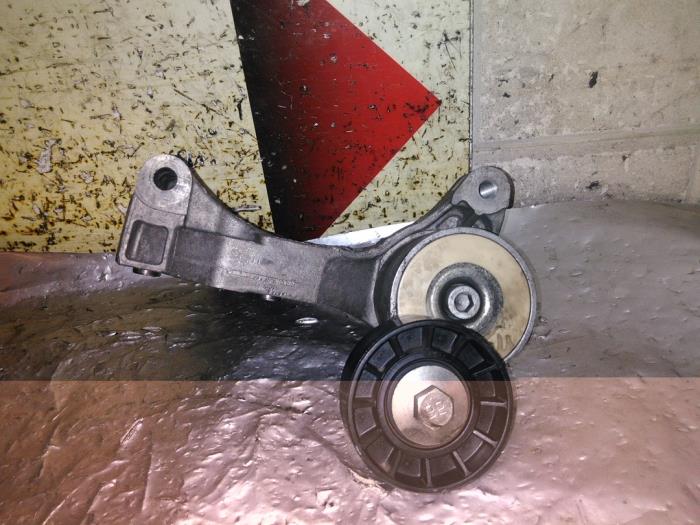Gebruikte Dynamosteun boven Iveco New Daily VI 35C17, 35S17, 40C17, 50C17, 65C17, 70C17 Prijs € 75,00 Margeregeling aangeboden door EU Engines & Parts BV