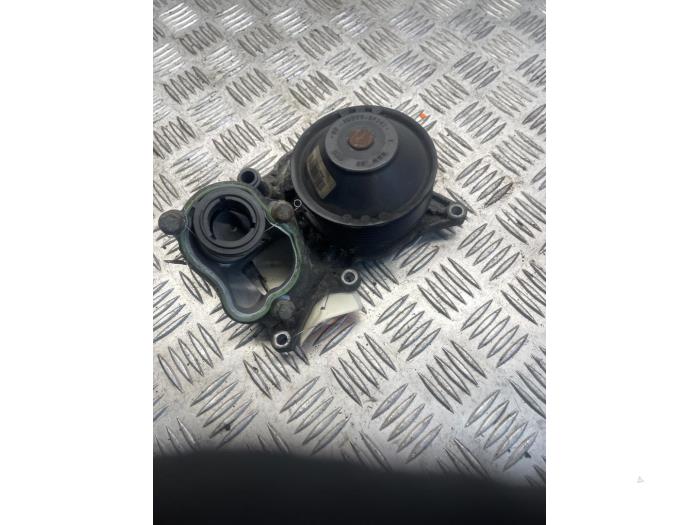 Gebruikte Waterpomp BMW 5 serie (F10) 520d 16V Prijs € 35,00 Margeregeling aangeboden door EU Engines & Parts BV