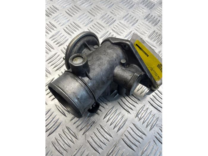 Gebruikte Gasklephuis Mercedes C (W203) 2.2 C-200 CDI 16V Prijs € 35,00 Margeregeling aangeboden door EU Engines & Parts BV