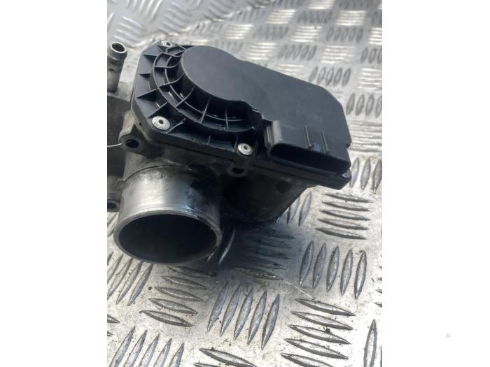 Gebruikte Gasklephuis Mazda 3 (BK12) 2.0 CiTD 16V Prijs € 50,00 Margeregeling aangeboden door EU Engines & Parts BV