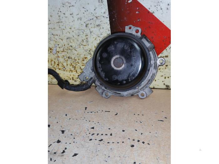 Gebruikte Waterpomp Mercedes E (W213) E-220d 2.0 Turbo 16V Prijs € 20,00 Margeregeling aangeboden door EU Engines & Parts BV