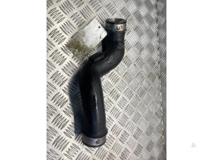 Gebruikte Intercooler Slang Mercedes C Combi (S203) 2.2 C-200 CDI 16V Prijs € 25,00 Margeregeling aangeboden door EU Engines & Parts BV