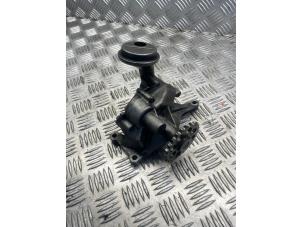 Gebruikte Oliepomp Mercedes C (W203) 2.2 C-220 CDI 16V Prijs € 50,00 Margeregeling aangeboden door EU Engines & Parts BV