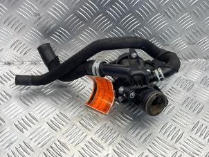 Gebruikte Thermostaathuis Mercedes A-Klasse AMG (177.0) 2.0 A-35 AMG Turbo 16V 4Matic Prijs € 45,00 Margeregeling aangeboden door EU Engines & Parts BV