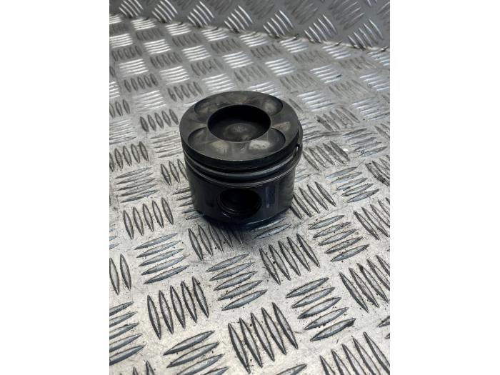 Gebruikte Zuiger Mercedes Sprinter 3,5t (906.63) 313 CDI 16V Prijs € 25,00 Margeregeling aangeboden door EU Engines & Parts BV