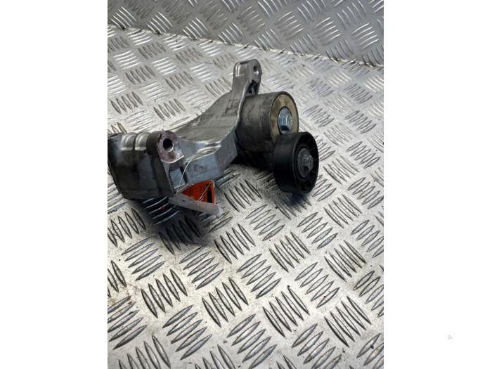 Gebruikte Dynamosteun boven Iveco New Daily VI 35C17, 35S17, 40C17, 50C17, 65C17, 70C17 Prijs € 75,00 Margeregeling aangeboden door EU Engines & Parts BV