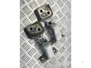 Gebruikte Achterklep Scharnier Renault Master III (EV/HV/UV/VA/VB/VD/VF/VG/VJ) 2.3 dCi 145 16V FWD Prijs € 20,00 Margeregeling aangeboden door EU Engines & Parts BV