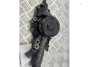 Gebruikte Waterpomp Mercedes C (W203) 2.2 C-220 CDI 16V Prijs € 30,00 Margeregeling aangeboden door EU Engines & Parts BV
