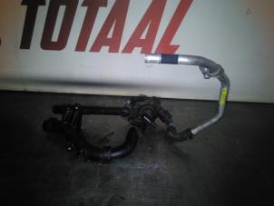 Gebruikte Thermostaathuis Mercedes E (W213) E-200 2.0 Turbo 16V Prijs € 75,00 Margeregeling aangeboden door EU Engines & Parts BV