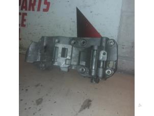 Gebruikte Dynamosteun onder BMW 4 serie (F32) 435d xDrive 3.0 24V Prijs € 35,00 Margeregeling aangeboden door EU Engines & Parts BV