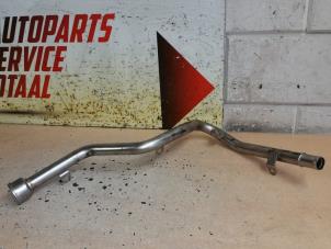 Gebruikte Waterpijp Mercedes CLA (117.3) 1.6 CLA-180 16V Prijs € 35,00 Margeregeling aangeboden door EU Engines & Parts BV