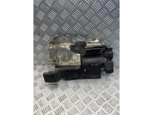 Gebruikte Bekleding Motorkap Mercedes E Estate (S213) E-200d 2.0 Turbo 16V Prijs € 15,00 Margeregeling aangeboden door EU Engines & Parts BV