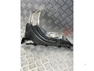 Gebruikte Hitteschild uitlaat Mercedes E (W213) E-200 2.0 Turbo 16V Prijs € 25,00 Margeregeling aangeboden door EU Engines & Parts BV