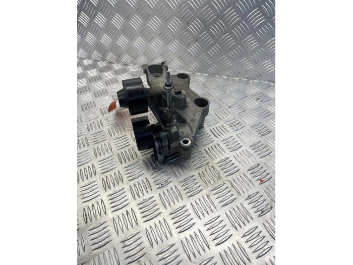 Gebruikte Dynamosteun onder Renault Trafic (1FL/2FL/3FL/4FL) 1.6 dCi 115 Prijs € 65,00 Margeregeling aangeboden door EU Engines & Parts BV