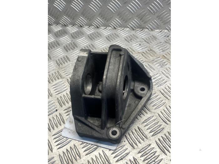 Gebruikte Motorsteun Renault Espace (JK) 2.2 dCi 150 16V Grand Espace Prijs € 45,00 Margeregeling aangeboden door EU Engines & Parts BV