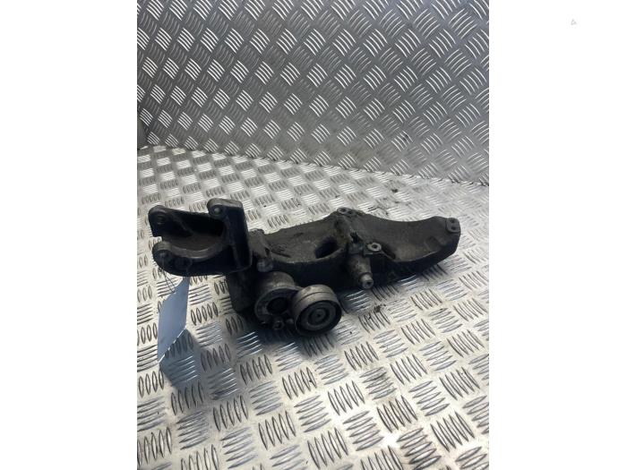Gebruikte Dynamosteun boven Renault Trafic New (FL) 1.9 dCi 100 16V Prijs € 50,00 Margeregeling aangeboden door EU Engines & Parts BV