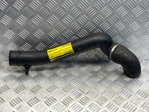 Gebruikte Intercooler Slang Mercedes C (W202) 2.2 C-200 CDI 16V Prijs € 20,00 Margeregeling aangeboden door EU Engines & Parts BV