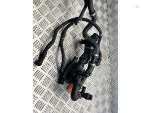 Gebruikte Thermostaathuis Mercedes A (177.0) 1.5 A-180d Prijs € 125,00 Margeregeling aangeboden door EU Engines & Parts BV