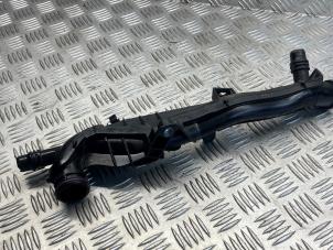 Gebruikte Waterpijp Peugeot 308 (L3/L8/LB/LH/LP) 1.2 12V e-THP PureTech 130 Prijs € 10,00 Margeregeling aangeboden door EU Engines & Parts BV