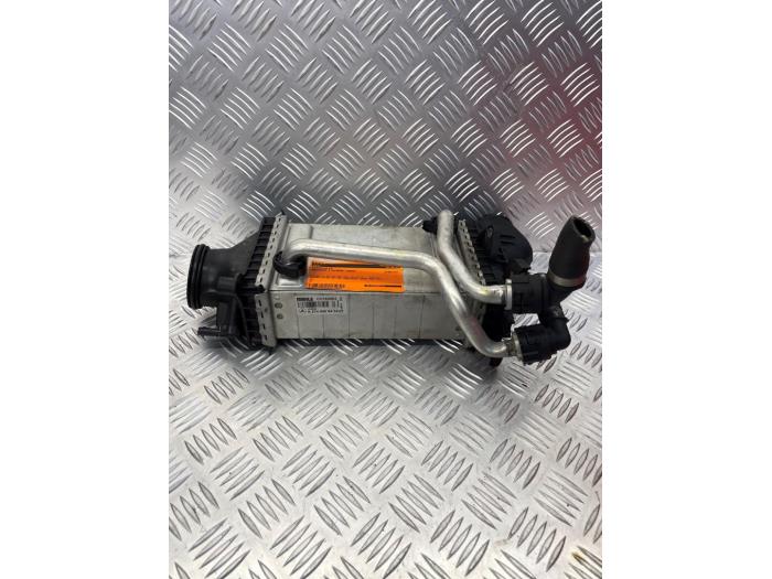 Gebruikte Intercooler Mercedes C (W205) C-180 1.6 16V Prijs € 60,00 Margeregeling aangeboden door EU Engines & Parts BV