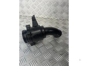 Gebruikte Intercooler Buis Mercedes E Combi (S211) 3.0 E-280 CDI V6 24V Prijs € 25,00 Margeregeling aangeboden door EU Engines & Parts BV