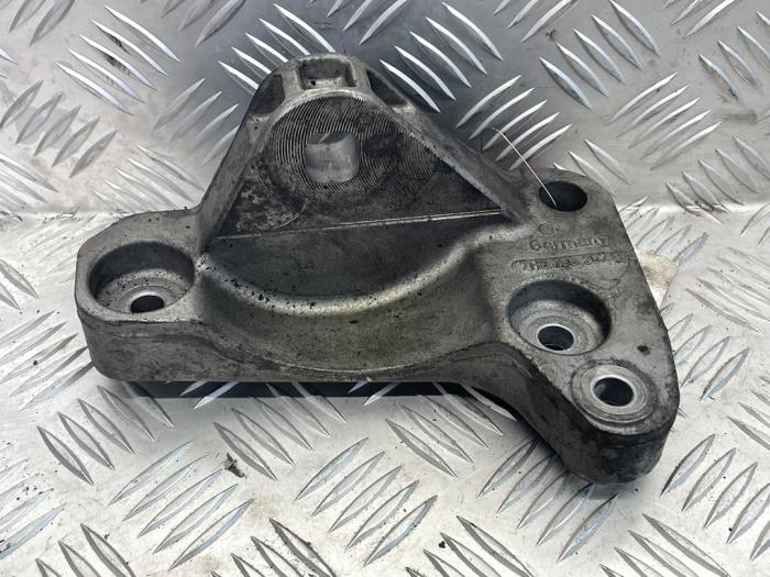 Gebruikte Motorsteun Volkswagen Transporter/Caravelle T5 2.5 TDi Prijs € 30,00 Margeregeling aangeboden door EU Engines & Parts BV