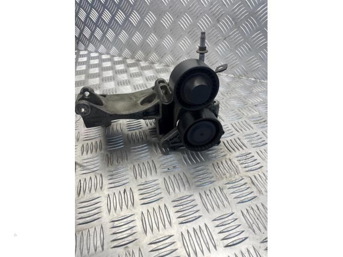 Gebruikte Dynamosteun onder Renault Trafic (1FL/2FL/3FL/4FL) 1.6 dCi 115 Prijs € 65,00 Margeregeling aangeboden door EU Engines & Parts BV