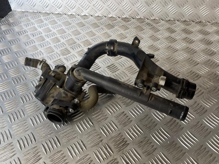 Gebruikte Thermostaathuis Mercedes E (W213) E-200 2.0 Turbo 16V Prijs € 75,00 Margeregeling aangeboden door EU Engines & Parts BV
