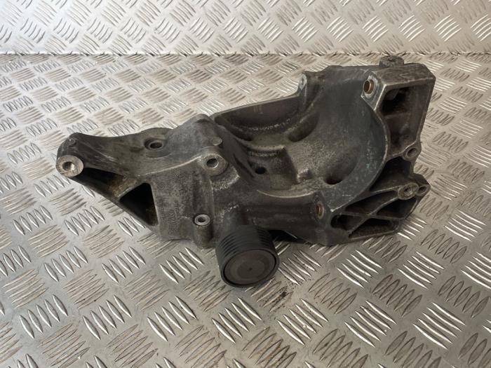Gebruikte Dynamosteun boven BMW 1 serie (E81) 120d 16V Prijs € 35,00 Margeregeling aangeboden door EU Engines & Parts BV